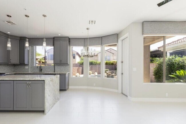 Building Photo - 7647 E Los Gatos Dr