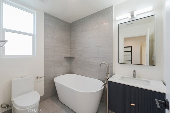 Building Photo - 714 1/2 Chestnut Avenue Unit