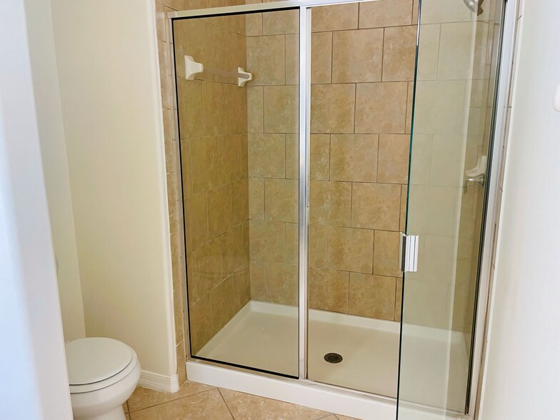 large shower - 2029 Hawks Island Dr