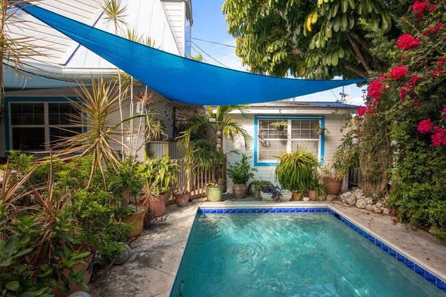 Building Photo - 3 Bedroom 1 bath and 2 half Baths with a g...