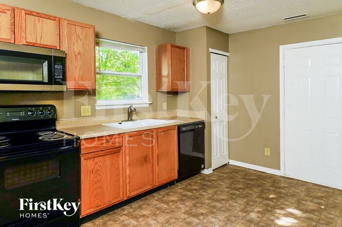 Building Photo - 2122 Southernwood Ln