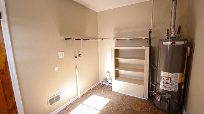 Building Photo - 3 Bedroom House