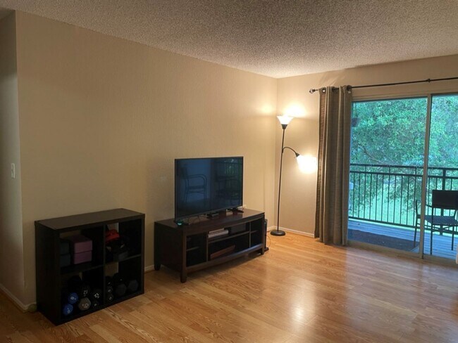 Building Photo - Beautiful Furnished 2/2 condo in Windsor Park