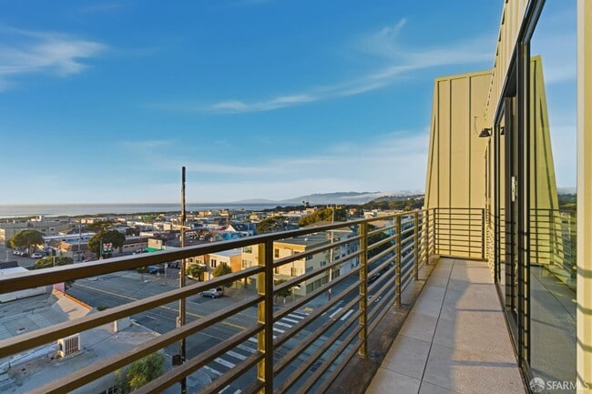 Building Photo - 3945 Judah St