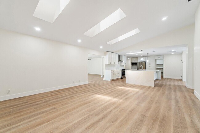 Building Photo - 12090 164th Ct N