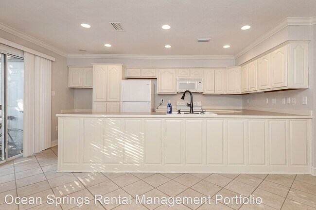 Building Photo - 2 br, 2.5 bath House - 1318 Beach Blvd #6