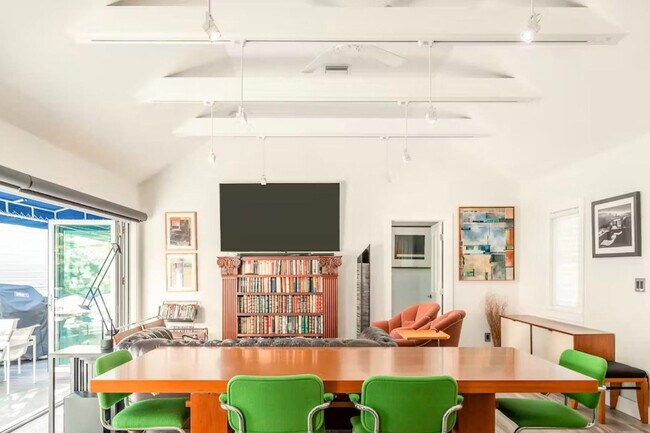 Building Photo - 629 Elizabeth St