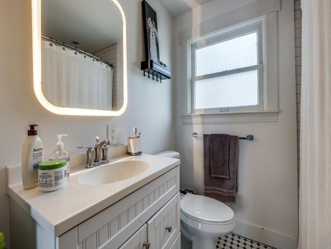 Building Photo - 6009 Ross Ave