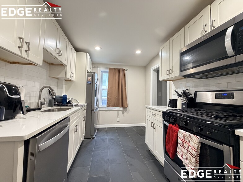 Building Photo - 73 Thorndike St