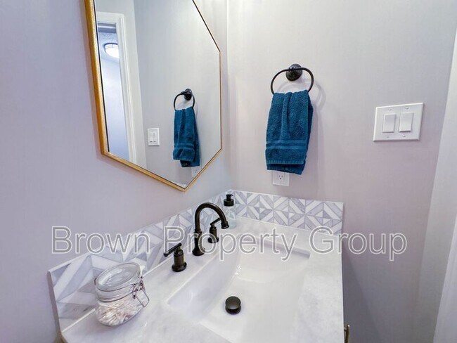 Building Photo - 5813 Bacarro Pl
