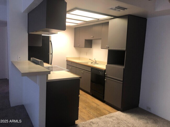 Building Photo - 7557 N Dreamy Draw Dr
