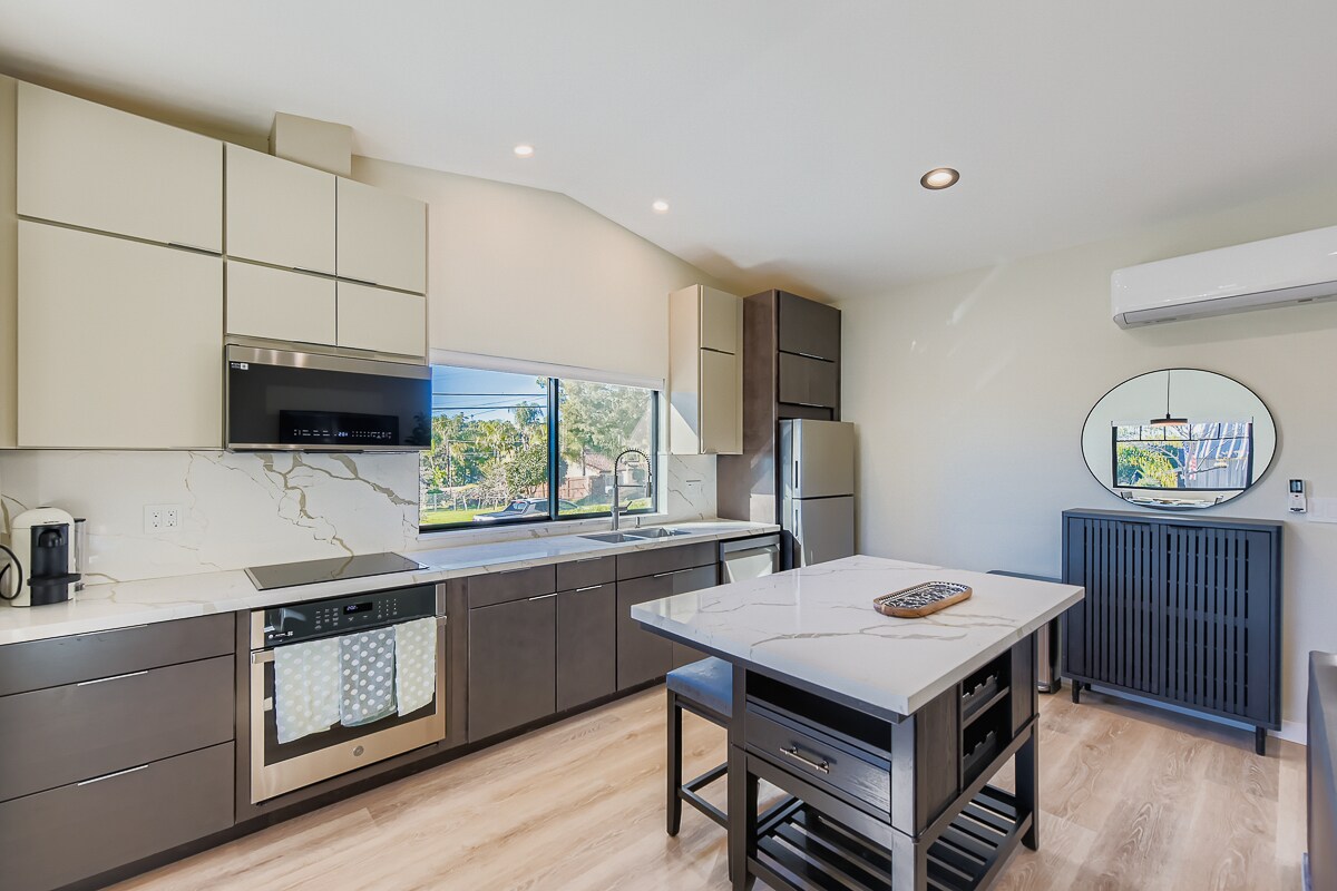 Building Photo - 1656 York Dr