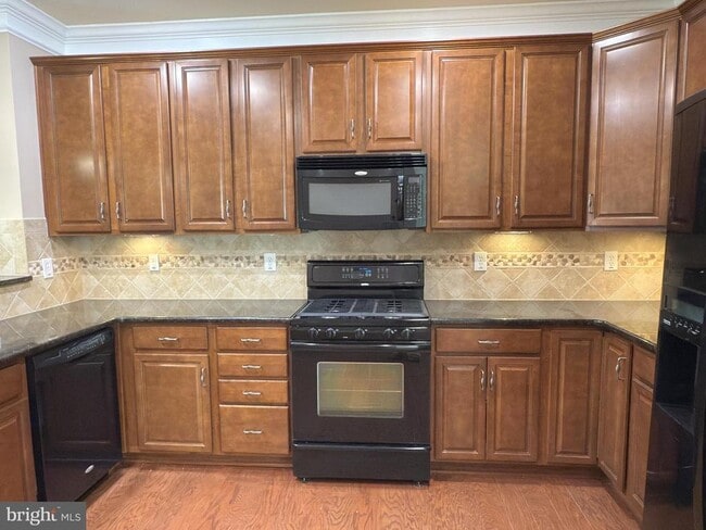 Building Photo - 44342 Oakmont Manor Square