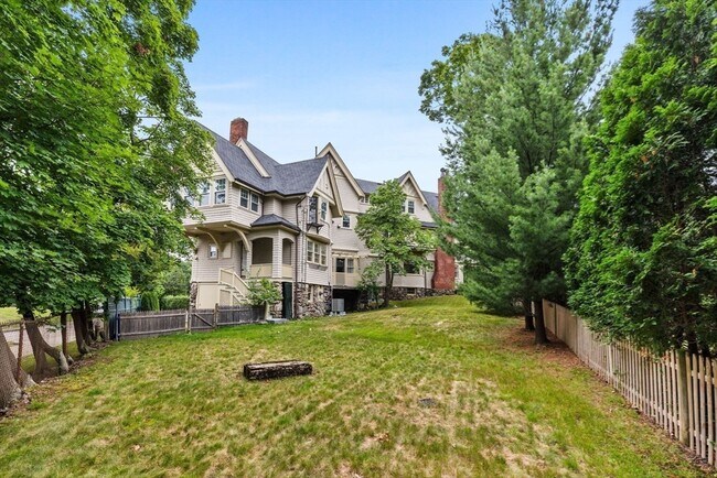 Building Photo - 476 Heath St