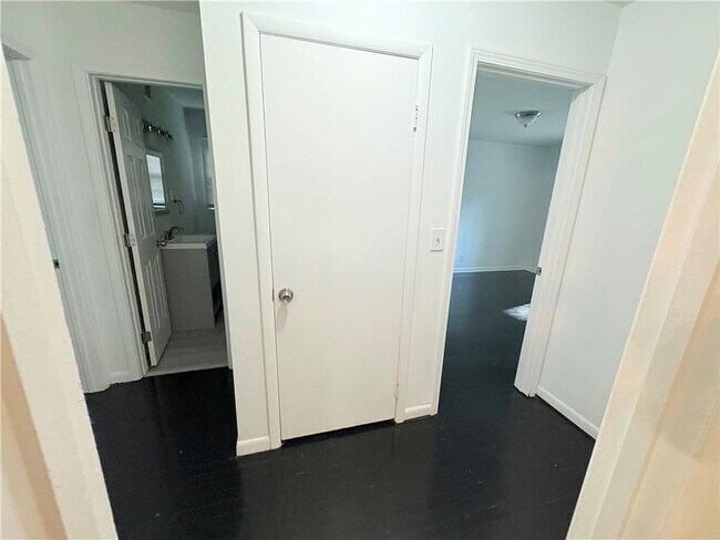 Building Photo - 850 James St NW