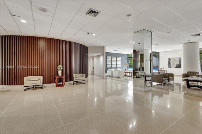 Building Photo - 20100 W Country Club Dr