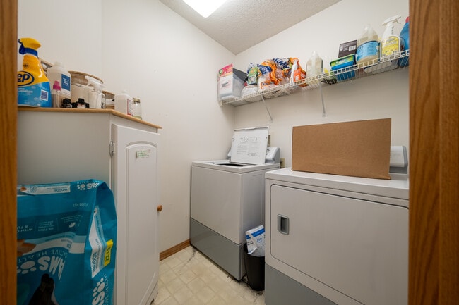 Building Photo - 8772 Coburn Ct