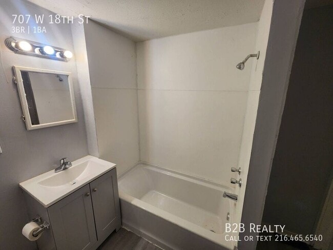 Building Photo - 707 W 18th St