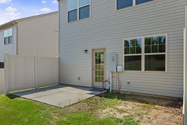 Building Photo - Beautiful 3 bed, 2.5 bath townhome in The ...