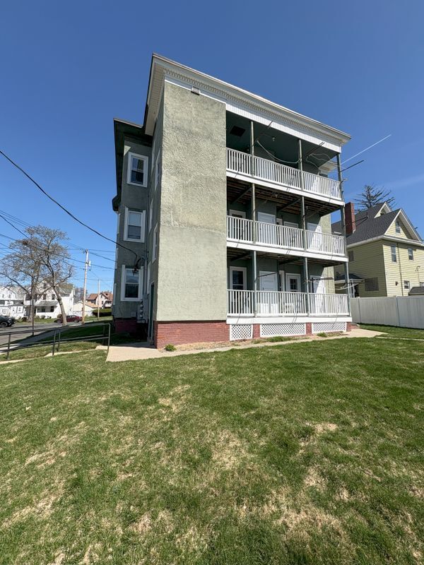 Building Photo - 356 Springfield St