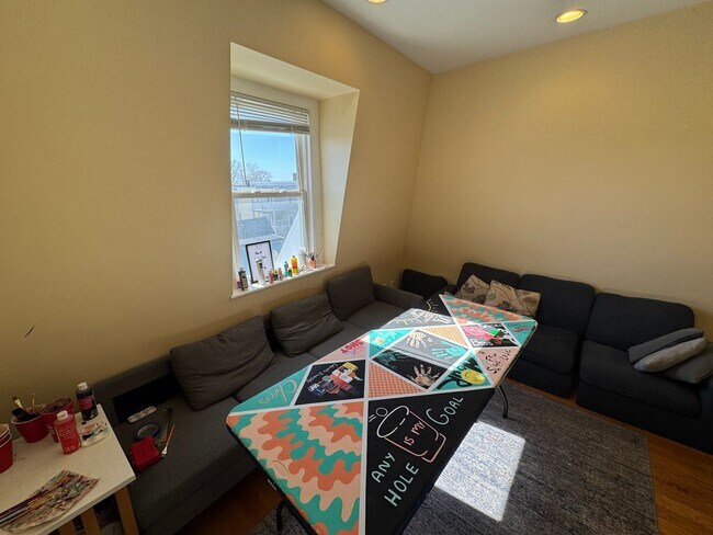 Building Photo - Awesome 6 bed 3.5 bath in Somerville...