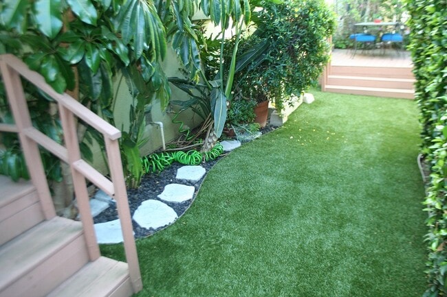 Private Backyard - 839 N Alfred St