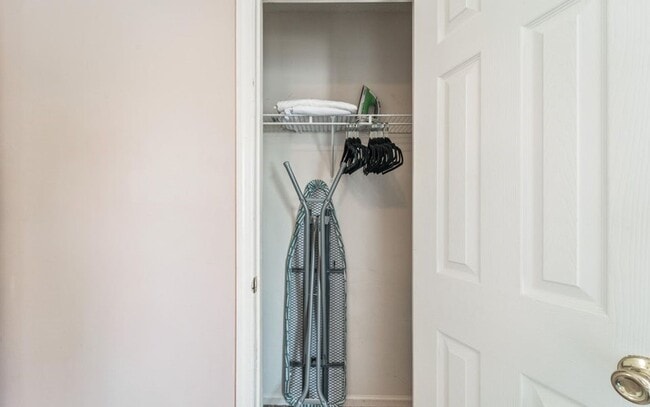 Building Photo - 2BR/2.5 Bath Townhome Minutes to Camp Lejuene