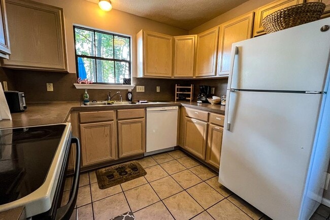 Building Photo - 191 Deerwood Trl