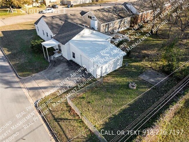 Building Photo - 704 S Toledo Ave