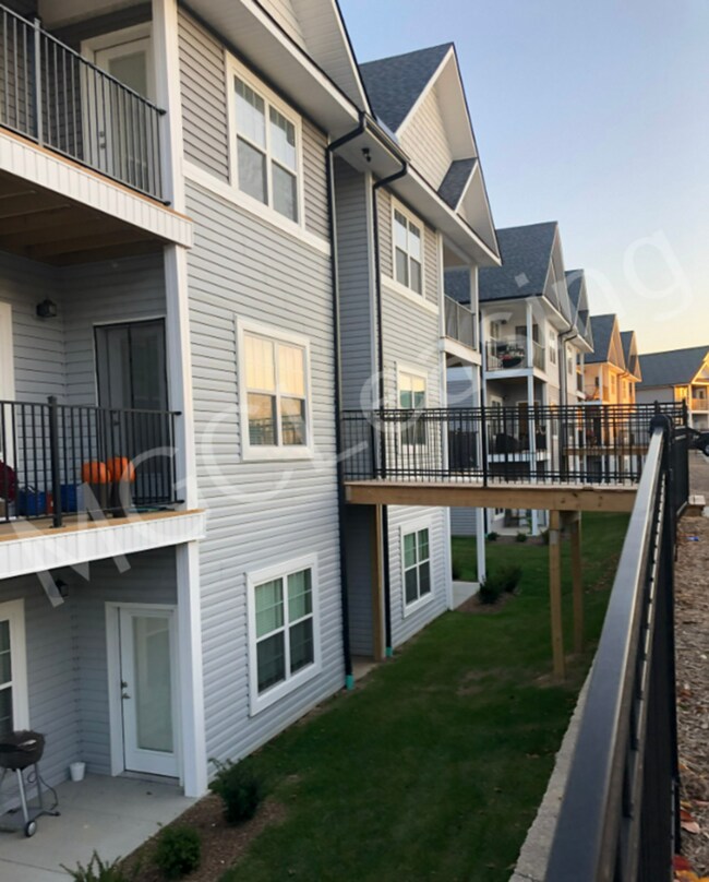 Building Photo - 2 Bedroom Luxury Apartment in the Northland of KCMO