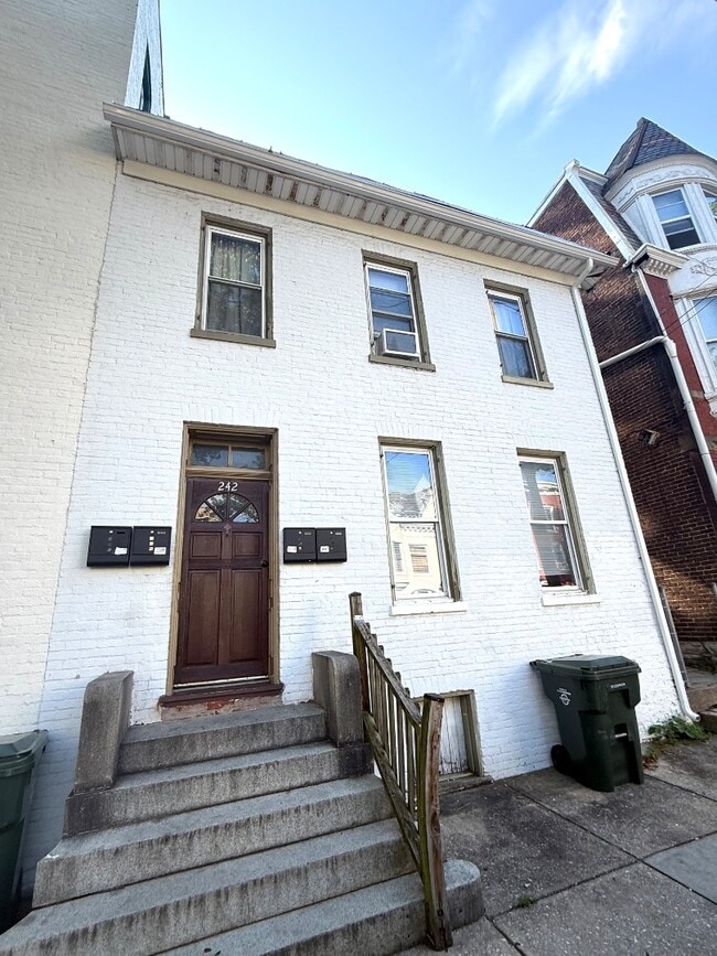 Primary Photo - 242 S Potomac St