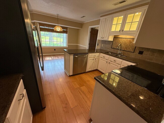 Building Photo - 4 Bedroom Brick Home in Alice Drive Area!