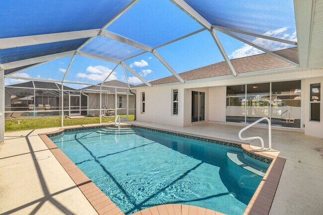Building Photo - 3 Bed 2 Bath Pool Home