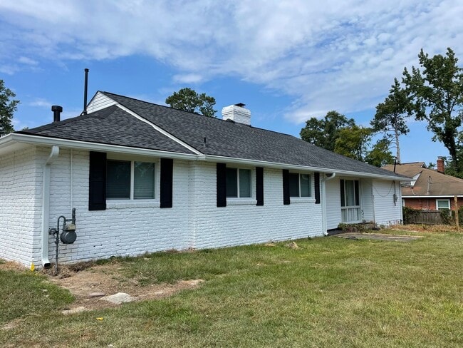 Building Photo - 3 Bedroom / 2 Bath Home Near Campus!