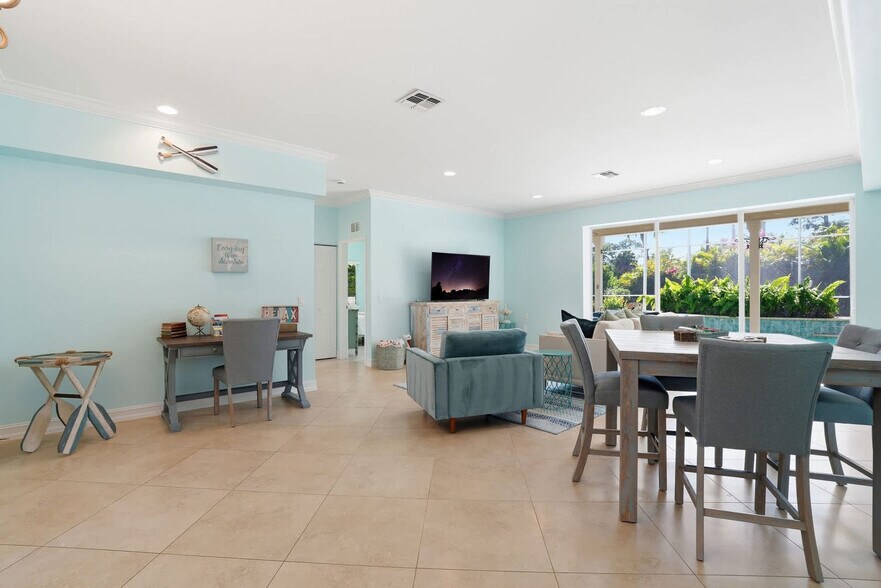 Building Photo - 3011 Pine Tree Dr