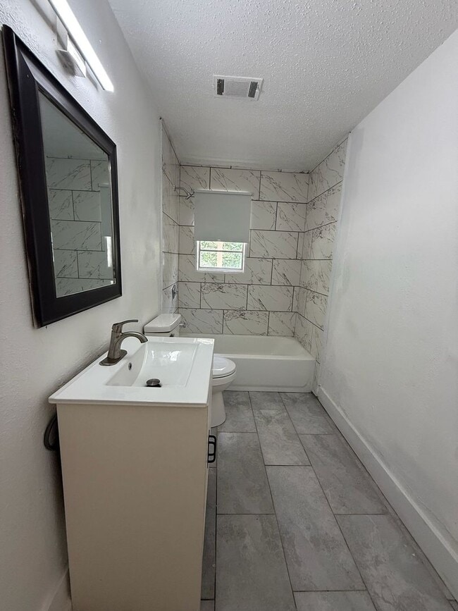 Building Photo - Freshly renovated 3 bedroom unit!