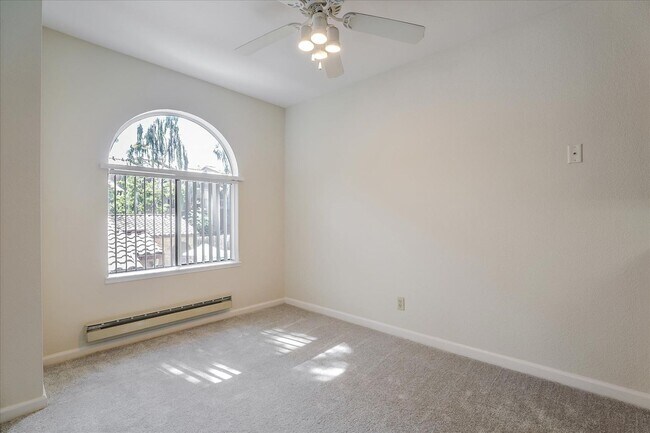 Building Photo - 2 Bedroom, 1 Bath, Upstairs Condo in the C...
