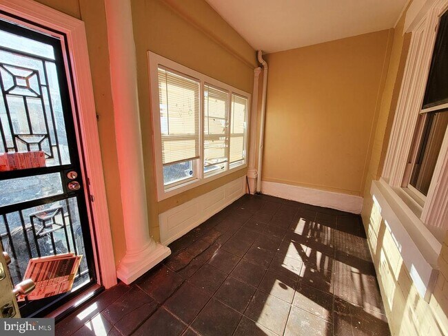 Building Photo - 923 E Schiller St