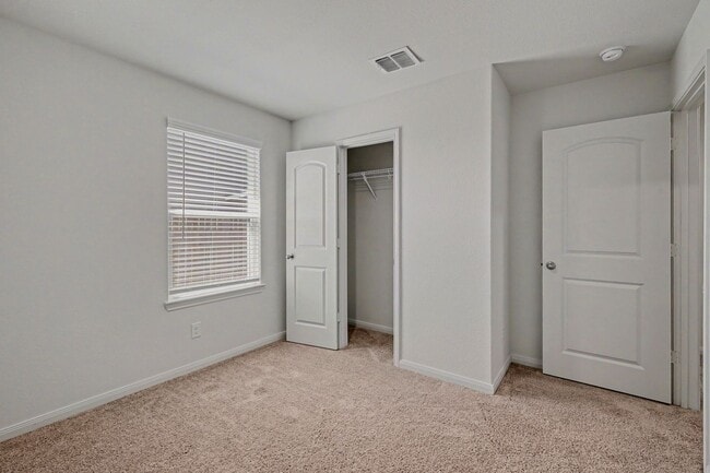 Building Photo - 3 Bed / 2 Bath in Luckey Ranch – Hardwood Floors + Fridge, W/D Included