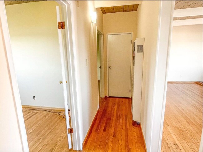 Building Photo - New: 2Bd Water View Flat in Sausalito