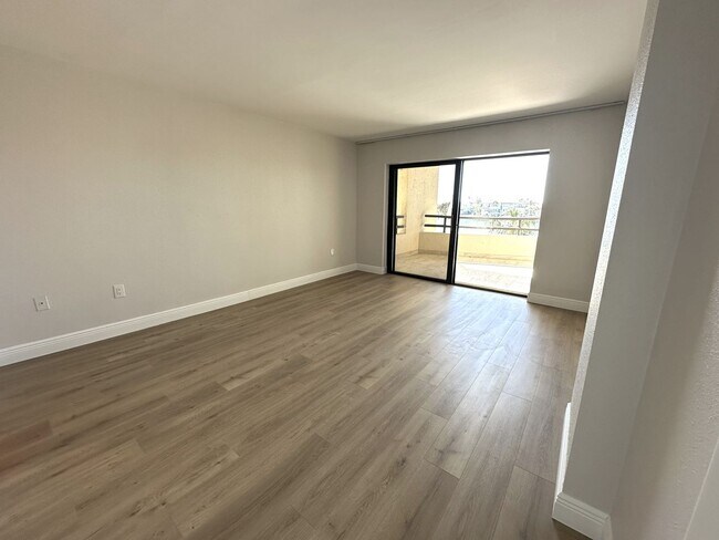 Building Photo - Gorgeous Updated Tierra Verde Annual Unfurnished Waterfront Condo 2/2 w/Garage