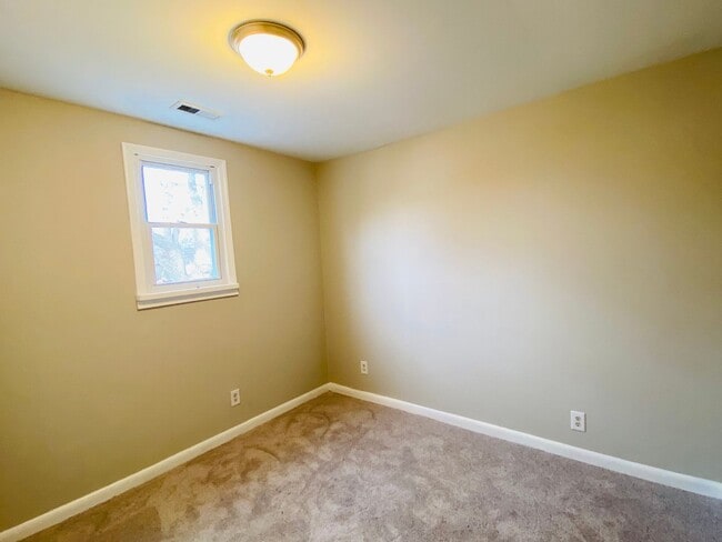 Building Photo - Very Spacious 5bdrm/2bth Bungalow Located in South Richmond w/Privacy Fenced Back Yard!!