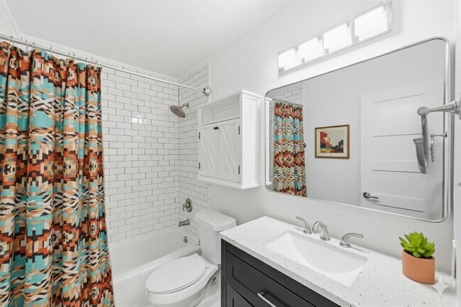 Building Photo - 1304 Summit St