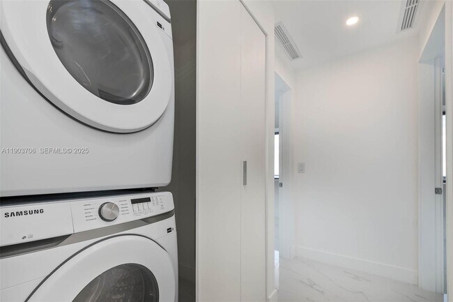 Building Photo - 700 NE 24th St