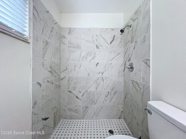 Building Photo - 1399 Mariposa Dr NE