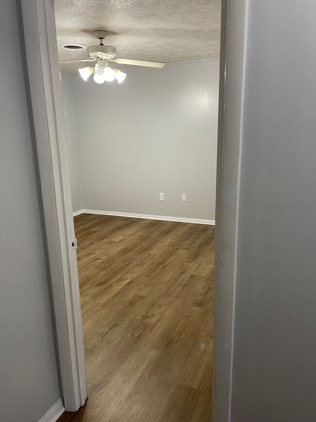 Building Photo - 2 bedroom/1 bath Westside Duplex!