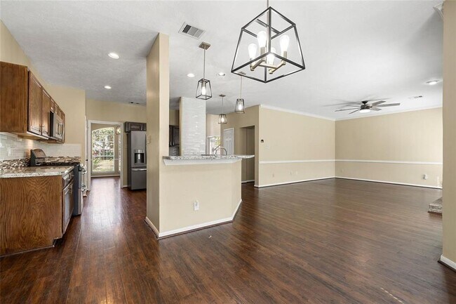 Building Photo - 2645 Lakeway Dr