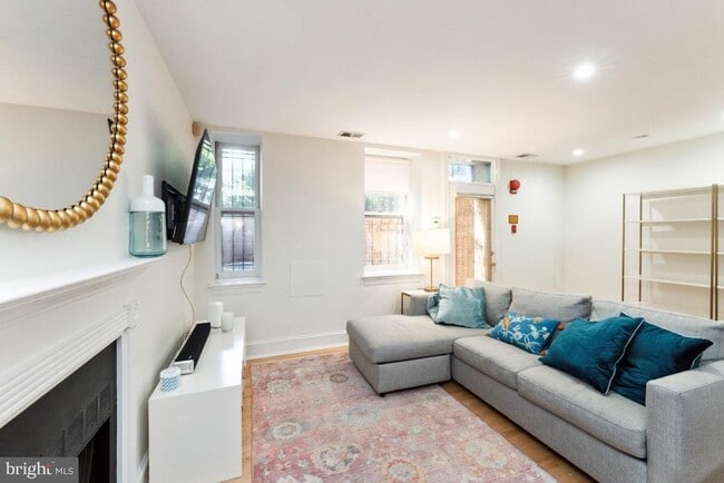 Building Photo - 902 D St SE