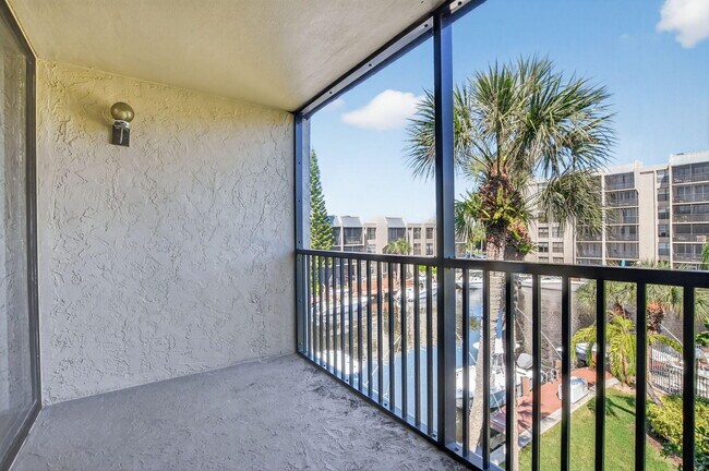 Building Photo - 11 Royal Palm Way