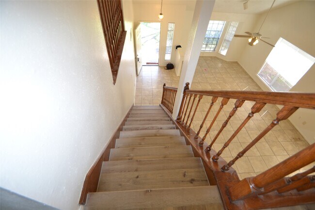 Building Photo - 12410 Meadow Briar Dr